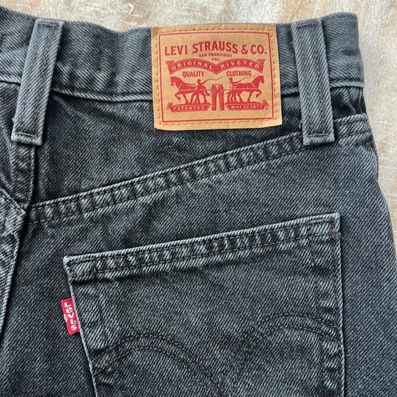 Levi’s High Waisted Mom Shorts {Black Denim} 25 - Picture 5 of 7
